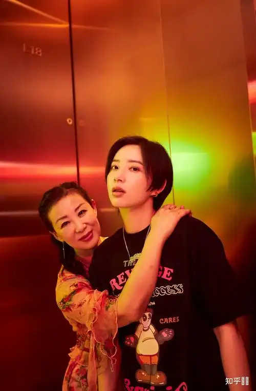 如何看待金晨和李斯丹妮 520 挽手散步上热搜? - 知乎