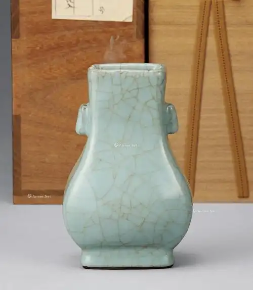 1331 南宋 官窑青瓷贯耳瓶