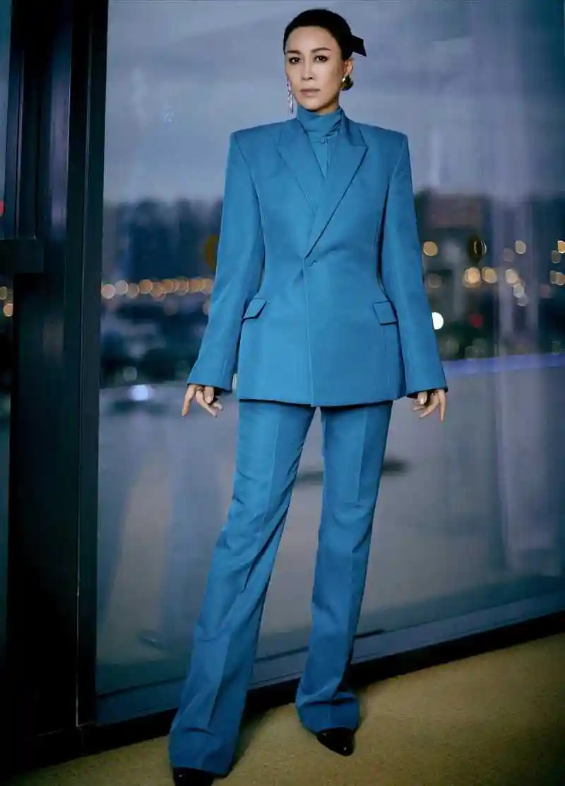 52岁的那英真会装嫩,西服搭配黑色牛仔裤简约时髦,大背头更帅气