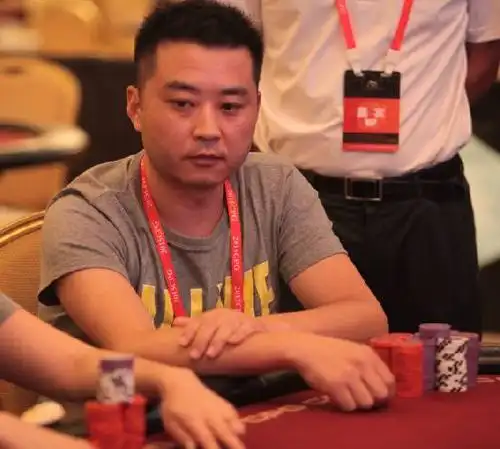 翻牌前胡光勇的{ha}{d10}与郑冠{ck}{dk}打到all-in.