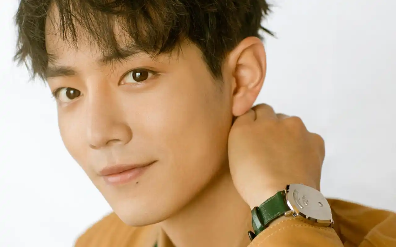 肖战帅气迷人写真桌面壁纸高清大图预览1920x1200_大陆明星下载_美桌