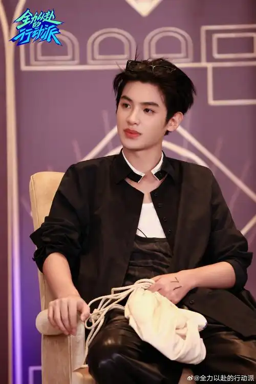 酷拽剪刀手,杀马特发型师"爱德黄"黄明昊@jjjustin0219优雅帅气,豪放