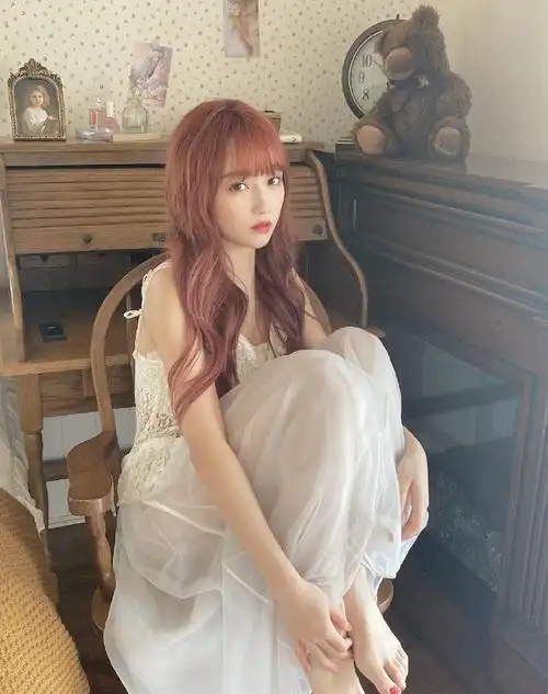 美女明星宋昕冉蕾丝吊带裙透视写真14