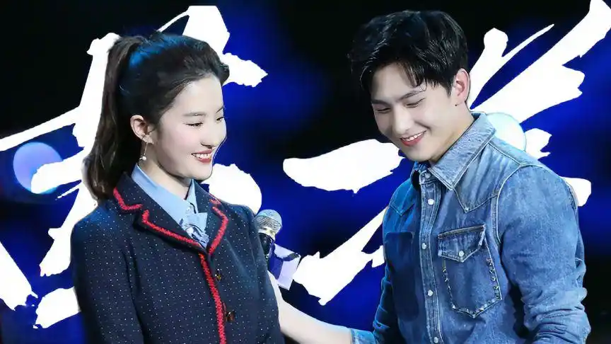 【杨洋·刘亦菲】"你看他生日会上的喜悦都快藏不住啦 "-娱乐视频