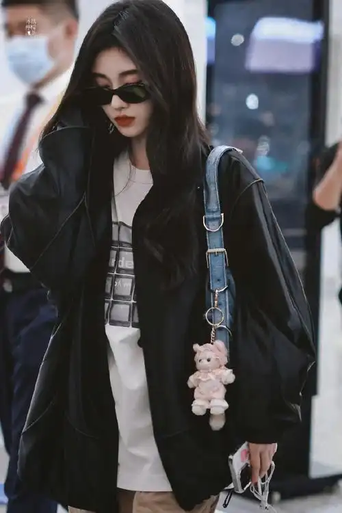 鞠婧祎机场造型