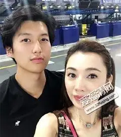 而且甚至有传闻称,尹峰和周唯就是头婚,两人还是初恋情侣,并没有所谓