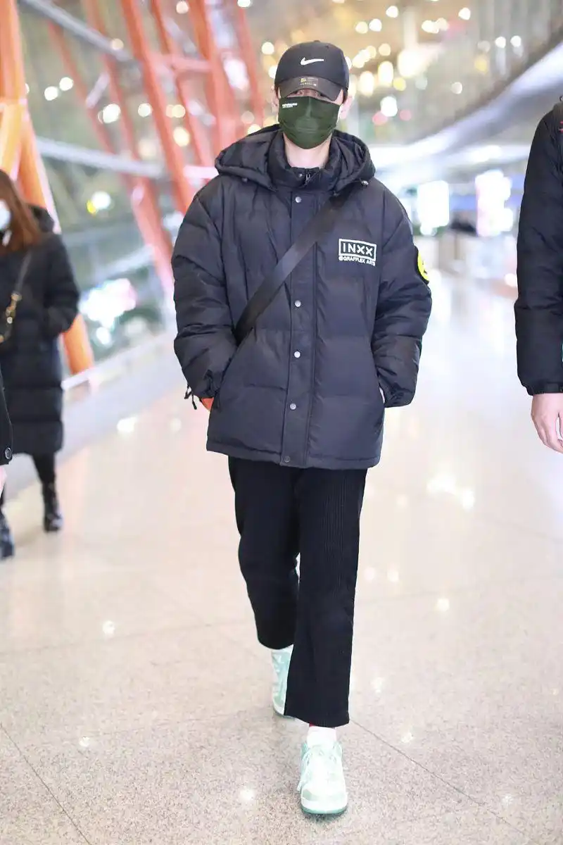 汪苏泷街拍:inxx笑脸羽绒服灯芯绒裤 lv球鞋帅气型男