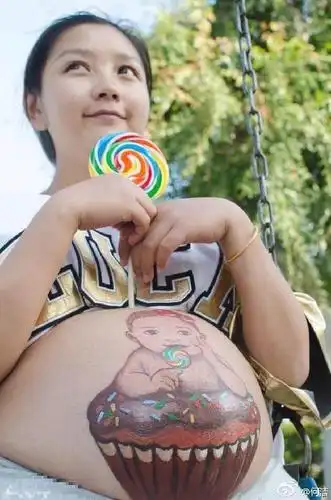 精彩图片 趣图  怀孕快7个月的何洁在儿童节这天于微博上晒出一组孕期