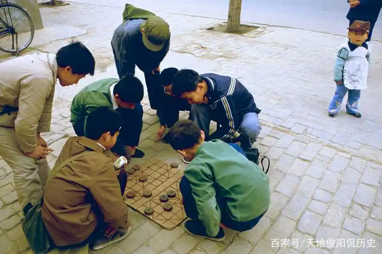 放学后在路边下象棋的孩子,没有网络游戏,小伙伴们一起玩的很开心.
