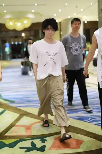 华晨宇踩凉拖低调出行凌乱发型配精致妆容变身文艺范花美男