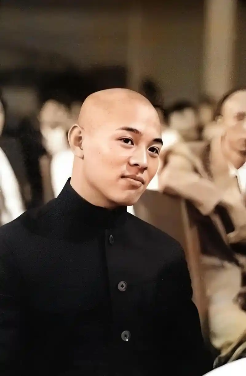 1983年,李连杰英俊年轻时,这张照片是在人民大会堂拍摄的.