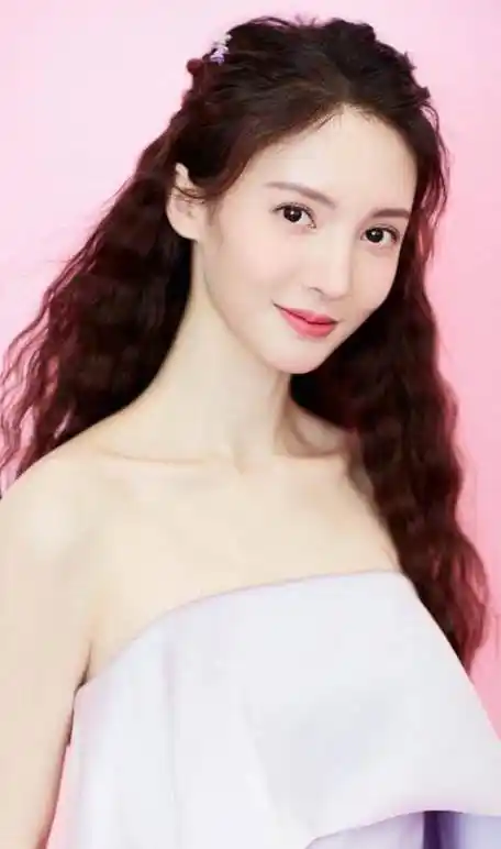 老话说得好,"女人不坏,男人不爱",早期金晨刚出道的时候其实我是对她