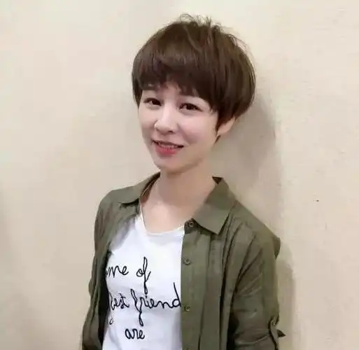 哪些脸型适合露耳短发发型 自然的八字刘海在脸颊的一侧显得非常可爱