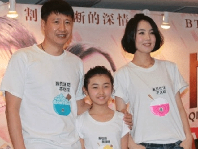 张子枫称自己是全家最丑的,看到爸爸妈妈照片后,网友:我心动了