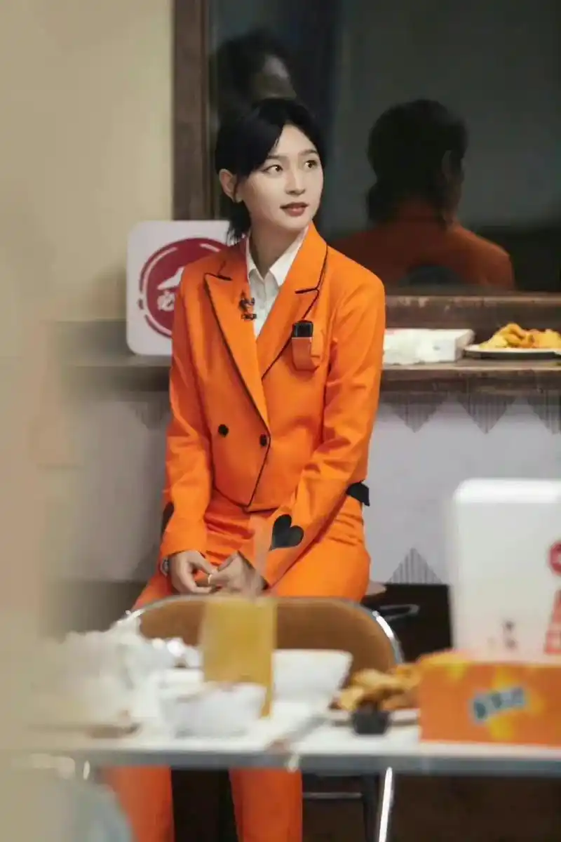 周笔畅  #周笔畅密逃4橘色西装高清剧照#  西装控的周老 - 抖音