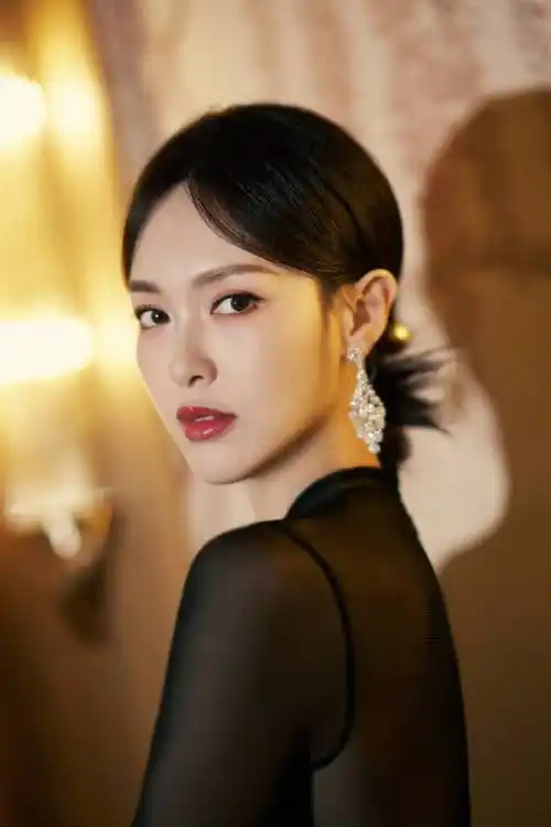 唐嫣分享美照,白色高叉礼服宛如新娘,黑色长裙英姿飒爽_身材_显得_美