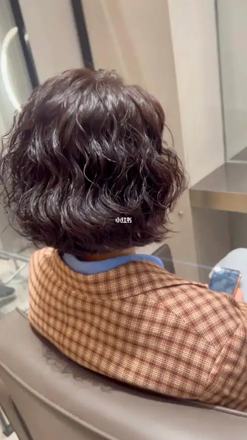 随意自然卷 短发也可以烫发而且又好打理#女士短发  #短发烫发