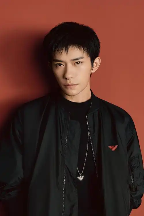 又是印证易烊千玺无技巧就硬帅的几张图,时尚表现力超绝