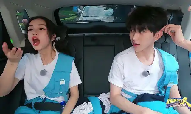 蔡徐坤真宠baby,当众向她撒娇求表扬,看呆路人:不愧是姐弟cp|杨颖