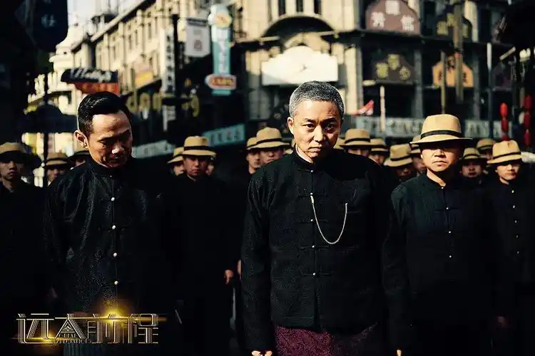 可以说,过去许多上海滩剧的大上海,是一个戏剧的背景板,是"死"的.