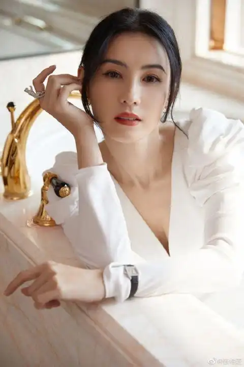 40岁张柏芝穿白色礼服拍大片 五官精致优雅迷人状态佳