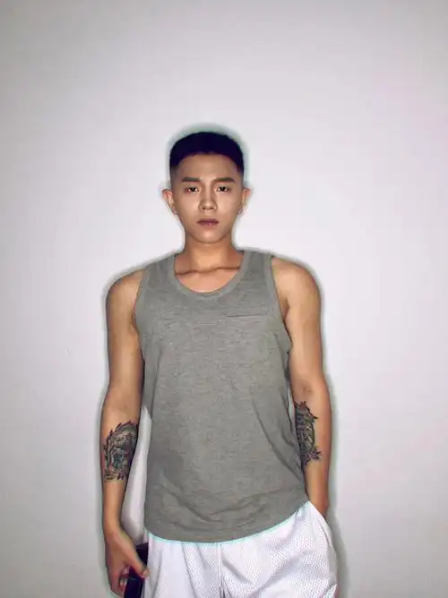 寸头黑皮你就说健不健康吧