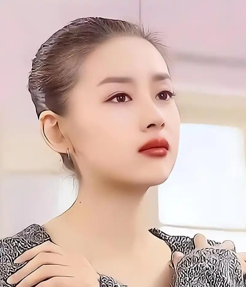 回顾曾经的"清纯女神"董洁:恋上梁朝伟遭刘嘉玲封杀,又婚内出轨?