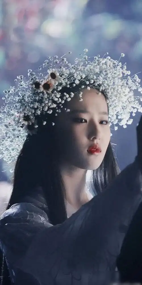 刘亦菲饰演的小龙女就戴着白色满天星花环,意境非常唯美.
