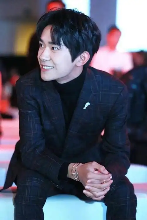 易烊千玺格纹西服套装帅气十足 梨涡融化少女心