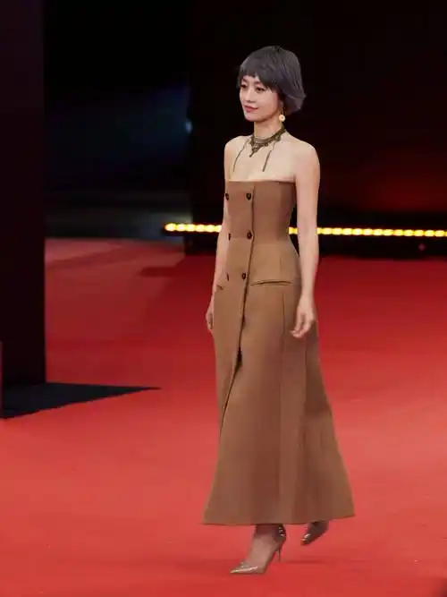 马伊琍真的很前卫,染奶奶灰波波头配铆钉裙,气场强大又高级_连衣裙