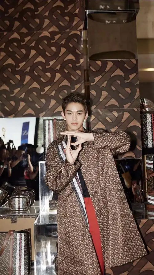 黄旭熙粉丝控诉被区别对待签售会上对粉丝冷脸他没那么红吧