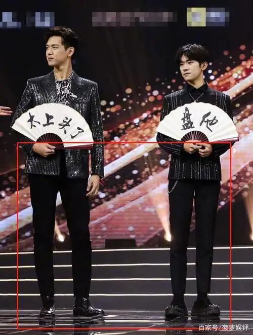 都穿黑底亮片西装,当185李现和173易烊千玺同台,真实腿长很明显