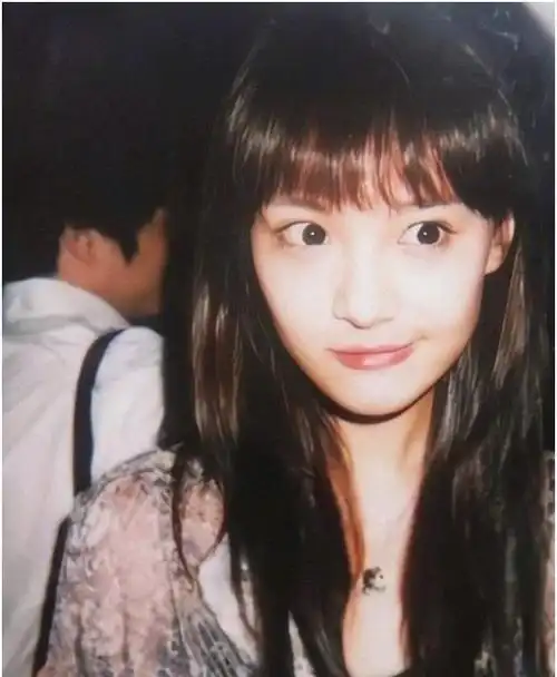 郑爽晒新发型重回18岁网友又看到当年的楚雨荨了