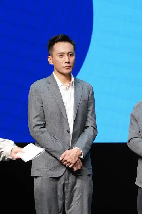 刘烨主演话剧《悲惨世界》 笑称背海量台词无压力