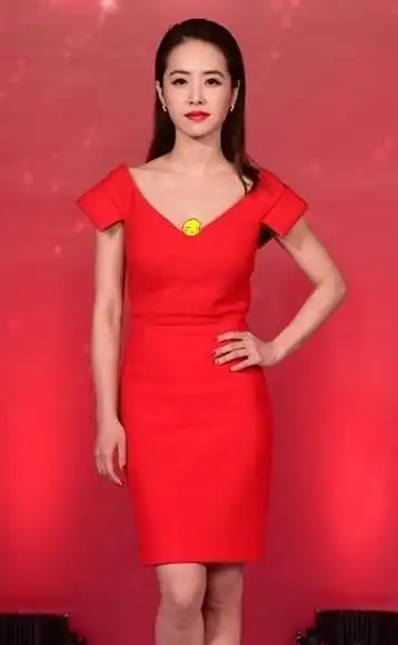 蔡依林对自己身材好自信不规则肩带个性十足时髦有个性