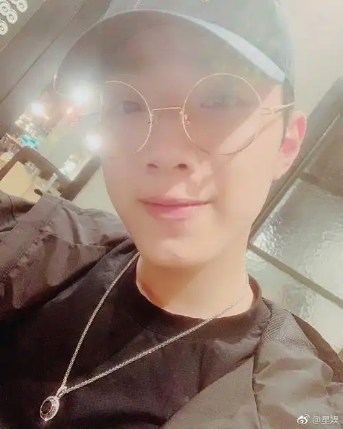 赖冠霖# 奶霖今日份的自拍,十分非常在线. 来自娱圈热报 - 微博