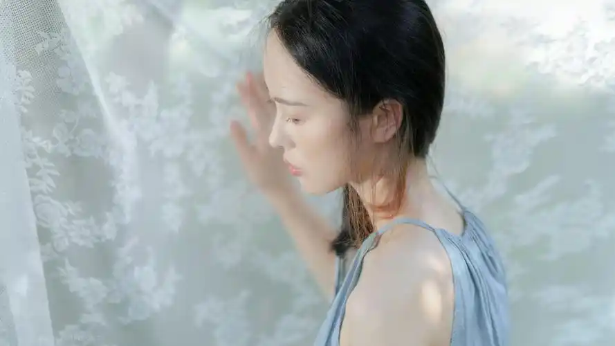 草地上看书的美女高清壁纸图片