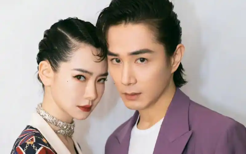 曝戚薇二胎产子!李承铉五公现场官宣喜讯,晒潮玩疑似回应