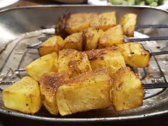 土豆串像极了粗壮的店主模样,大块大块的串起来了,烤的很是入味