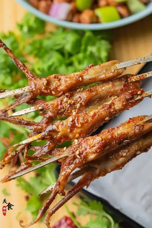 烤东北实蛋·东北实蛋不是普通的鸡蛋,用鸡蛋液和食用碱混合,倒入