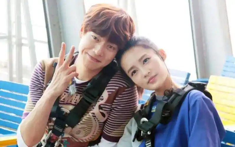 主演互动引网友讨论._李沁_张若昀_杨洋