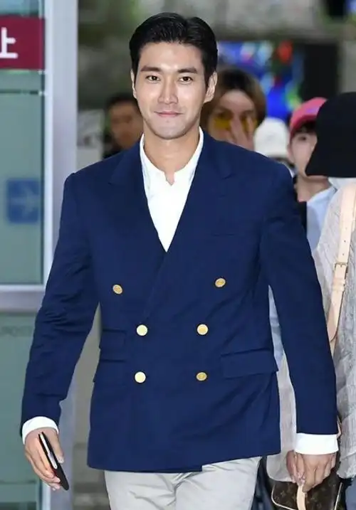 爱豆们的机场图:崔始源西装革履,裴珠泫清新可爱,艺声像农夫!