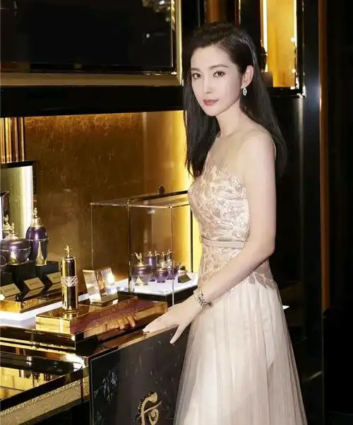 中国最有钱的8位女星豪车无数别墅过亿连手机壳都是四五万