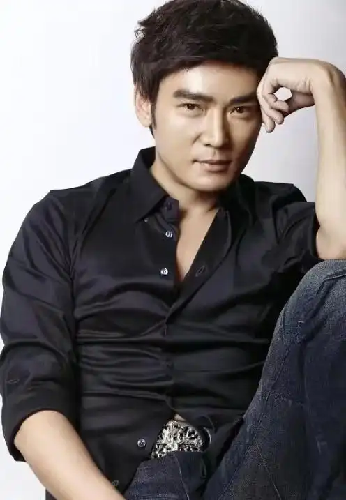 凭借"小李飞刀"出圈,两次婚姻失败的焦恩俊如今过得怎么样了?