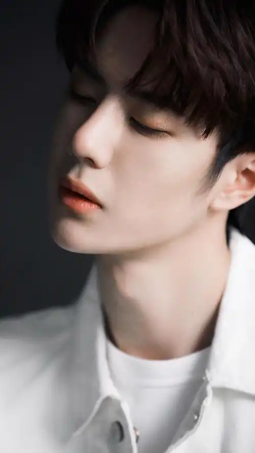 名品侧颜拥有者×王一博 cr:logo