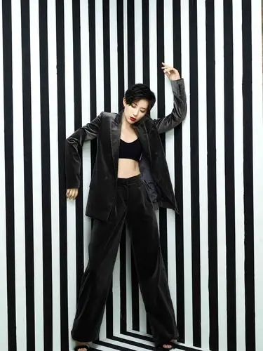 李斯丹妮时尚组图曝光 简约西装展迷人腹肌