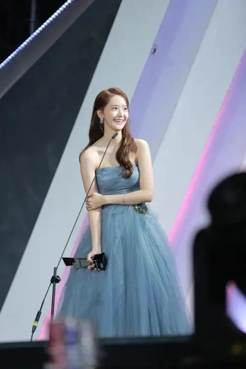 林允儿不愧是国民女神,身穿蓝色纱裙大秀牛奶肌,未修图也这么美_腾讯