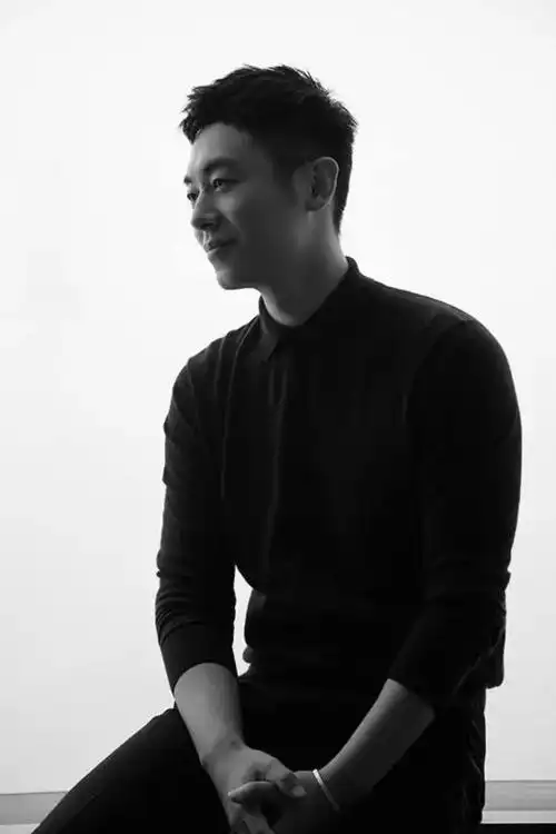 朱亚文,你坐在李佳琦腿上涂口红,不怕被老婆打吗?