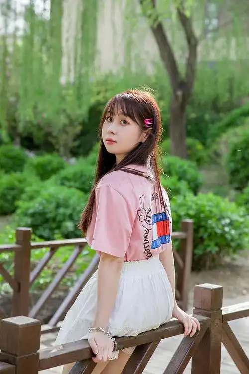 高秋梓最新随拍少女感十足 出道四年不忘初心