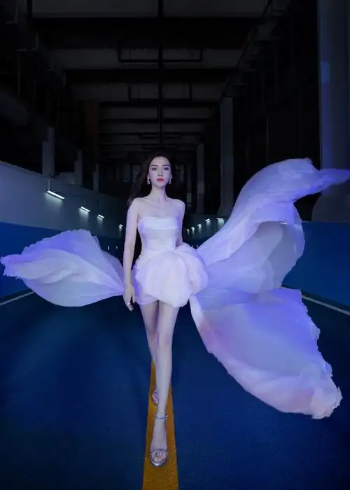 杨颖活动造型好少女穿裸粉色抹胸礼服配中分长卷发美成小公主